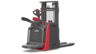 D12 HP AP från Linde Material Handling är en kraftfull allroundmaskin. Dubbelpallstaplarna D12 HP AP är flexibla och kraftfulla truckar för lastning och lossning, orderplockning och transport.
