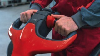 Ledstaplare från Linde Material Handling manövreras