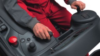 Säkert arbete som inte tröttar ut tack vare ergonomiska arbetsvillkor från Linde Material Handling Tack vare ergonomiska arbetsvillkor skapar Linde Material Handling ett säkert arbete som inte tröttar ut föraren.