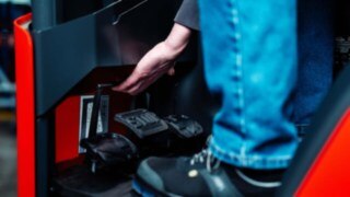 Skjutstativtruckar från Linde MH med pedalplatta som kan justeras i höjdled