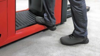 Plocktruck med pneumatiskt dämpad förarplattform