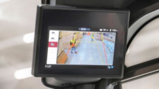 Displayen på Linde Reverse Assist Camera från Linde MH visar omgivningen bakom trucken.