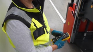 En medarbetare manövrerar den explosionsskyddade ledstaplaren L03 EX från Linde Material Handling med fjärrkontroll.