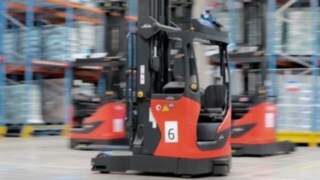 Tre automatiserade skjutstativtruckar i R-MATIC-serien från Linde MH i drift.