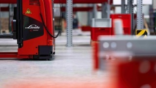 En L-MATIC AC från Linde MH står i en lagerhall.