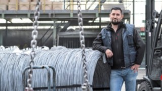 Truckföraren Özkan Erdogan framför E30 från Linde Material Handling