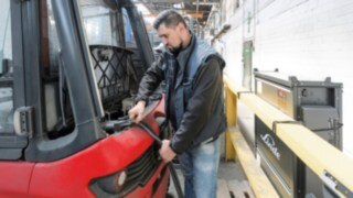 Elektrisk motviktstruck E30 från Linde vid laddstationen