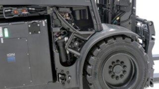 Litiumjonbatteriet i de elektriska motviktstruckarna X20 – X35 från Linde är direkt åtkomligt. Litiumjonbatteriet i den elektriska motviktstrucken X35 från Linde Material Handling
