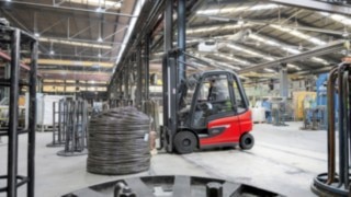 De nya elektriska motviktstruckarna E20 – E35 från Linde är utomordentligt smidiga. Den elektriska motviktstrucken E30 från Linde staplar varor på lagret