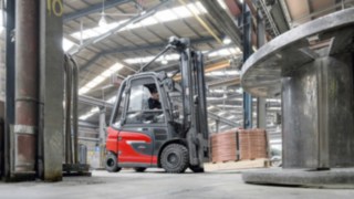 Den elektriska motviktstrucken E30 från Linde Material Handling ger en helt ny körupplevelse. Den elektriska motviktstrucken E30 från Linde Material Handling transporterar varor på lagret