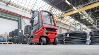 De nya motviktstruckarna har en enastående omlastningskapacitet redan i standardutförandet. Den elektriska motviktstrucken E30 från Linde Material Handling i arbete
