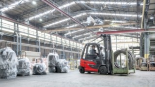 De nya motviktstruckarna optimeras löpande för att nå högsta säkerhet. Den elektriska motviktstrucken E30 från Linde Material Handling i arbete