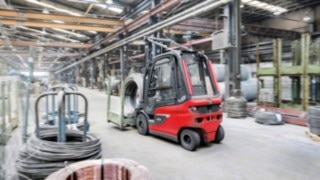 De nya elektriska motviktstruckarna E20 – E35 från Linde bidrar med extra höga prestanda just i lagerhallar. Den elektriska motviktstrucken E30 från Linde transporterar varor på lagret