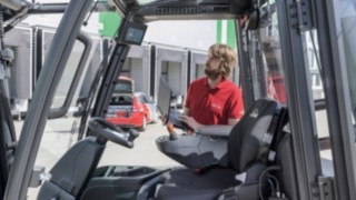 De nya elektriska motviktstruckarna E20 – E35 garanterar en hög tillgänglighet tack vare att de är så lätta att underhålla. Servicetekniker kontrollerar en elektrisk motviktstruck från Linde