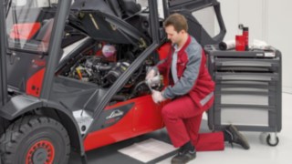 Servicetekniker arbetar med oljefilter på en truck Servicetekniker arbetar med oljefilter på en truck