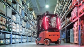 De innovativa belysningskoncepten Linde VertiLight och Linde LED Stripes från Linde Material Handling De innovativa belysningskoncepten Linde VertiLight och Linde LED Stripes från Linde Material Handling ökar tillförlitligt säkerheten på lagret.