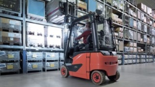 LED-arbetsbelysning på truck i ett lager LED-arbetsbelysning på truck i ett lager