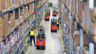 Plocktruckar från Linde Material Handling i ett lager Plocktruckar från Linde Material Handling i ett lager