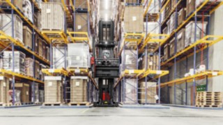 The K combination truck from Linde Material Handling uses Linde Warehouse Navigation to move unerringly through the high rack warehouse