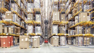 The K combination truck from Linde Material Handling with warehouse navigation The K combination truck from Linde Material Handling order picking with warehouse navigation in the high rack warehouse