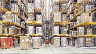 The Linde K drives through a high rack warehouse and enables a high handling capacity. The K combination truck from Linde Material Handling
