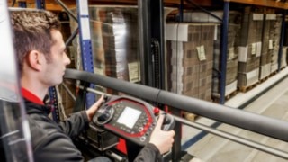 Förarhytt på en smalgångstruck Förarhytt på en smalgångstruck