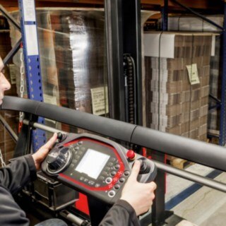 VNA-order_picking-retail-4270_346 VNA-order_picking-retail-4270_346