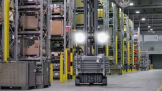 LED-arbetsbelysning på en truck i ett lager LED-arbetsbelysning på en truck i ett lager