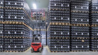Den elektriska motviktstrucken X20 – X35 från Linde kan användas både inomhus och utomhus. Den elektriska motviktstrucken X35 från Linde Material Handling i arbete på dryckeslagret