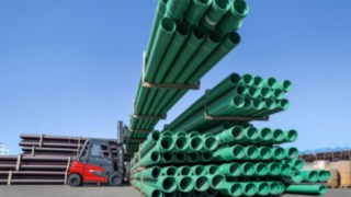 Den låga tyngdpunkten hos den elektriska motviktstrucken X35 ger högsta möjliga stabilitet. Den elektriska motviktstrucken X35 från Linde Material handling förflyttar rör utomhus
