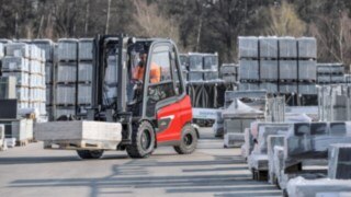 De nya elektriska motviktstruckarna X20 – X35 från Linde i arbete utomhus. Den elektriska motviktstrucken X35 från Linde Material Handling