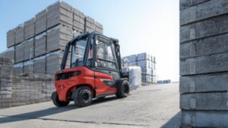 Den enastående sikten över last och omgivning minimerar risken för kollisioner med fotgängare och andra truckar. De elektriska motviktstruckarna X20 – X35 från Linde Material Handling garanterar hög säkerhet.