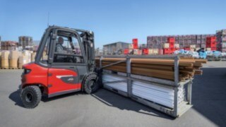 Den elektriska motviktstrucken X20 – X35 från Linde klarar lika extrema förhållanden som en dieseldriven motviktstruck. Den elektriska motviktstrucken X35 från Linde Material Handling i arbete