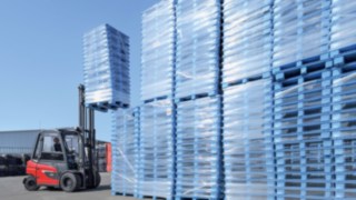 X35 har en robust pendelaxel och en lång hjulbas, vilket gör den perfekt för utomhusbruk. Den elektriska motviktstrucken X35 från Linde Material Handling staplar varor utomhus