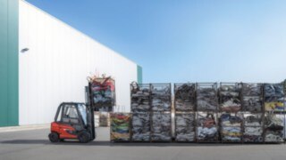 Kraftfulla elektriska motviktstrucken Linde X35 i arbete Kraftfulla elektriska motviktstrucken Linde X35 i arbete