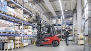 Truckens låga tyngdpunkt, den högt placerade styraxeln och de ovanliggande tiltcylindrarna ger hög stabilitet och säker lasthantering på hög höjd. De elektriska motviktstruckarna X20 – X35 från Linde Material Handling garanterar hög säkerhet.