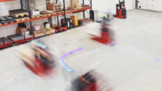 Automatiserade truckar från Linde Material Handling med laserbaserad styrteknik.