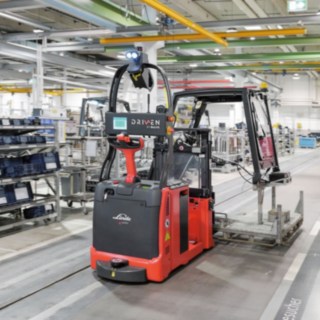 Den automatiserade trucken L-MATIC AC från Linde i arbete i produktionshallen Den automatiserade trucken L-MATIC AC från Linde i arbete i produktionshallen