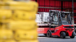 Dieseltruck H30 - den innovativa gaffeltrucken Dieseltrucken lastar gods på en lastbil