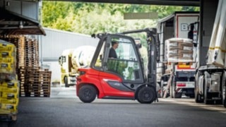 Dieseltruck H30 - den innovativa motviktstrucken Dieseltrucken i ett lager