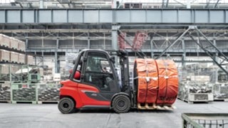 En mängd assistanssystem ökar säkerheten för fotgängare, truck och omgivning. Dieseltrucken H30 transporterar varor på lagret
