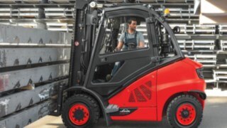 Linde dieseltruck i arbete Linde dieseltruck i arbete