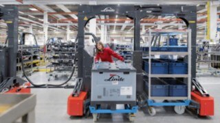 Dragtågen från Linde är konstruerade för ergonomisk lastning och lossning. Dragtågen från Linde är konstruerade för ergonomisk lastning och lossning.