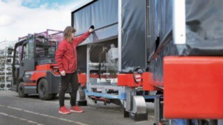 Dragtågen från Linde är försedda med en lång rad säkerhetsfunktioner för en säker drift. Dragtågen från Linde är försedda med en lång rad säkerhetsfunktioner för en säker drift.