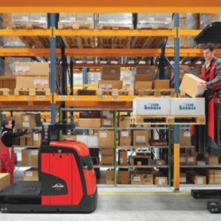 Effektivare, användarvänligare, säkrare: Linde vidareutvecklar ständigt sina orderplocktruckar. order_picker-order-picking-retail-4032_545