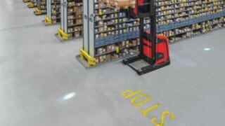Linde BlueSpot skapar en blå ljuspunkt på underlaget i körriktningen som varning till personer och andra truckar. Bild av Linde BlueSpot som belyser körvägen med en blå ljuspunkt som varnar andra förare och personer för att trucken kommer.