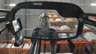 Förarassistanssystemet Dynamic Mast Control för skjutstativtruckar från Linde Material Handling Förarassistanssystemet Dynamic Mast Control för skjutstativtruckar från Linde Material Handling ökar säkerheten på lagret.