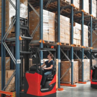 Med olika assistanssystem går det säkrare och effektivare att använda Lindes skjutstativtruckar. reach_truck-loading-retail-3959_4003