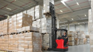 En skjutstativtruck från Linde Material Handling. En skjutstativtruck från Linde Material Handling.