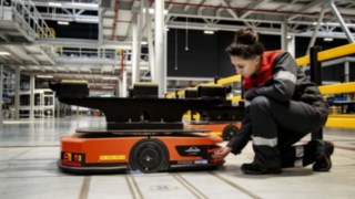 En servicetekniker från Linde MH reparerar en C-MATIC
